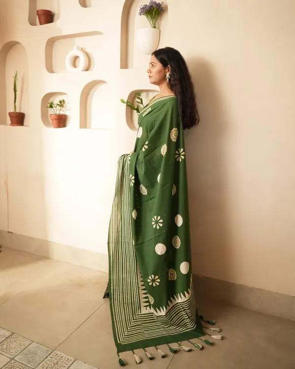 Green_Cotton_H_Block_Printed_Mul_Saree_With_Tassels_For_Women